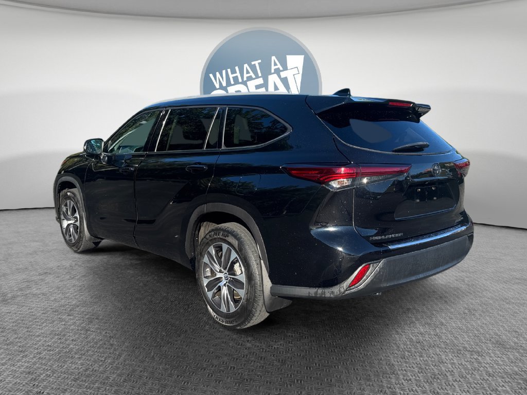 Used 2022 Toyota Highlander XLE AWD/4WD image 6