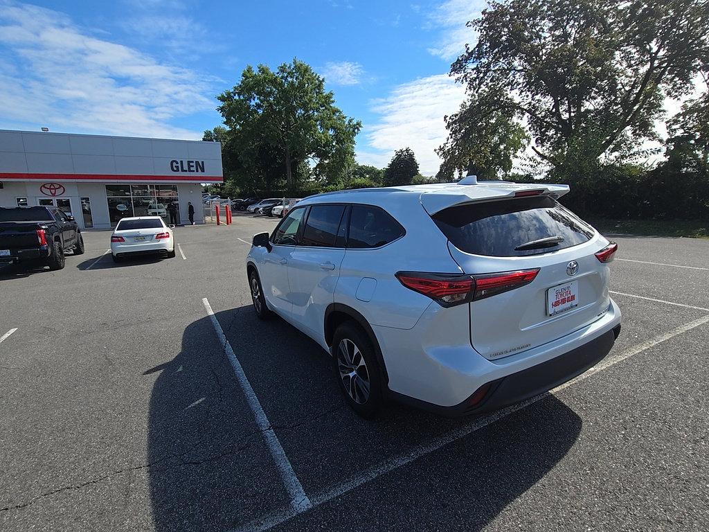Used 2022 Toyota Highlander XLE AWD/4WD image 4