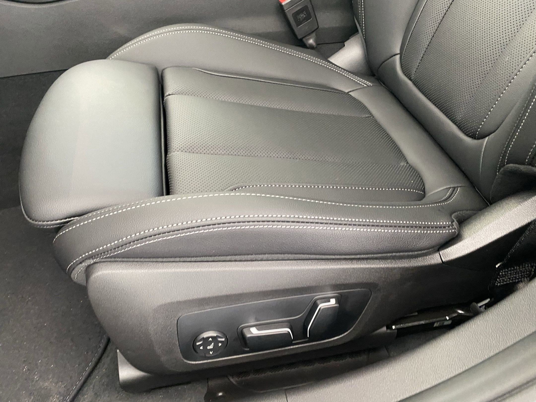 Used 2025 BMW 330i xDrive Sedan w/ Premium Package image 12