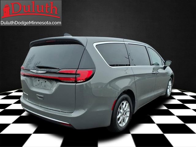 Used 2025 Chrysler Pacifica Select FWD image 5