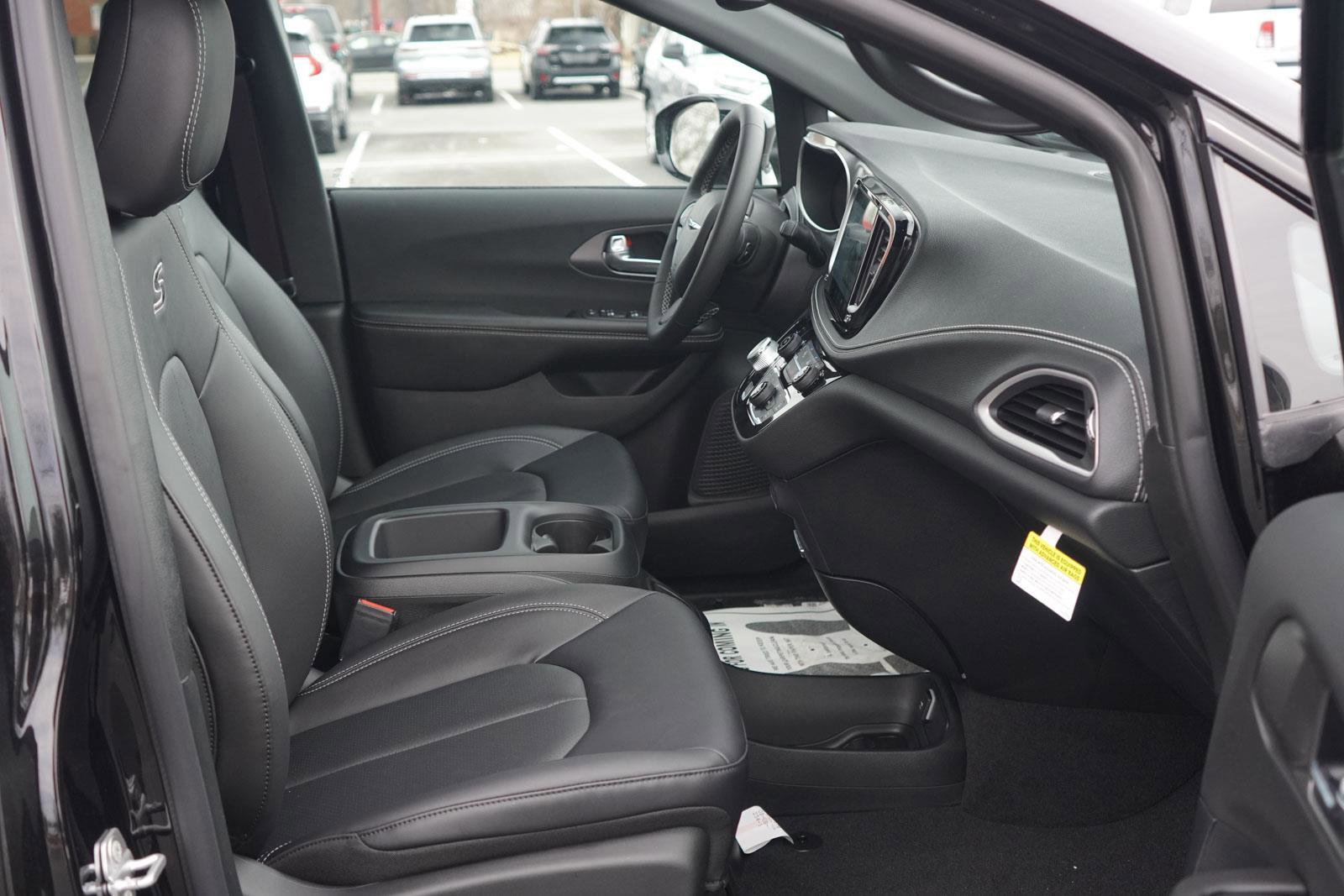 New 2026 Chrysler Pacifica Select w/ S Appearance Package image 30