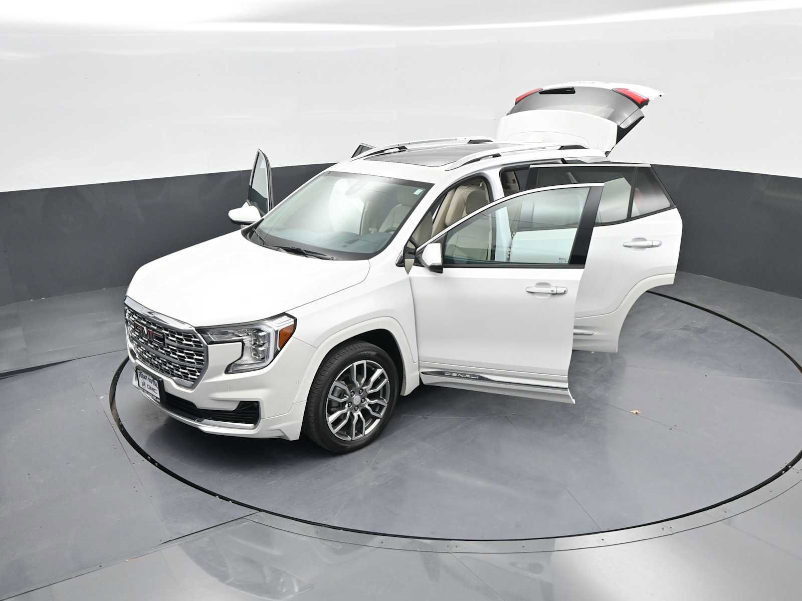 Used 2024 GMC Terrain Denali w/ Denali Premium Package image 47