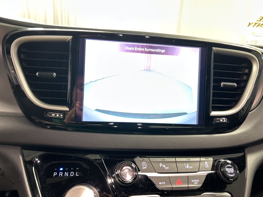 Used 2026 Chrysler Pacifica Select FWD image 18