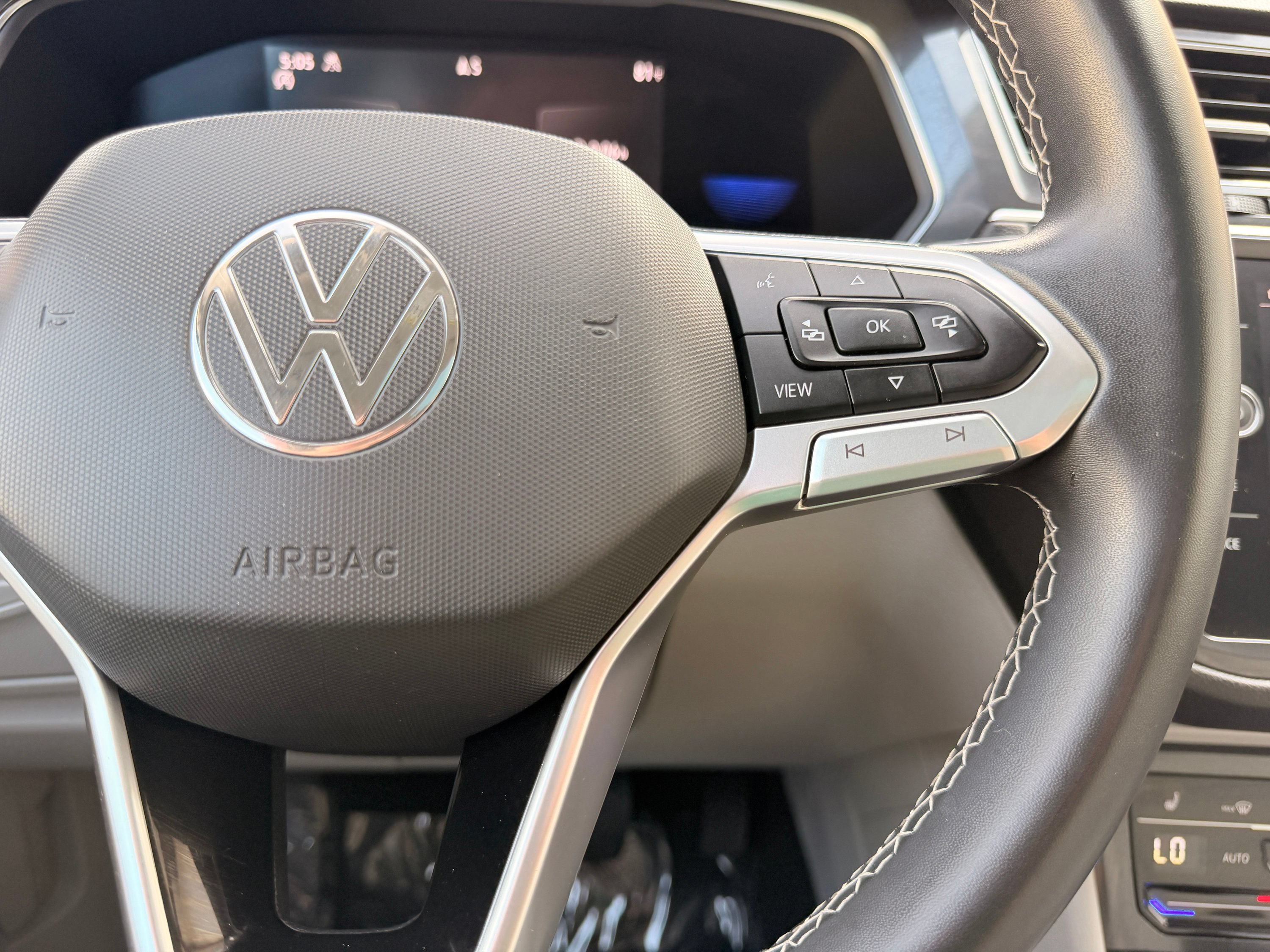 Used 2022 Volkswagen Tiguan SE AWD/4WD image 33