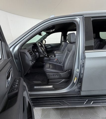 Used 2024 Chevrolet Suburban LT w/ Luxury Package RWD image 10