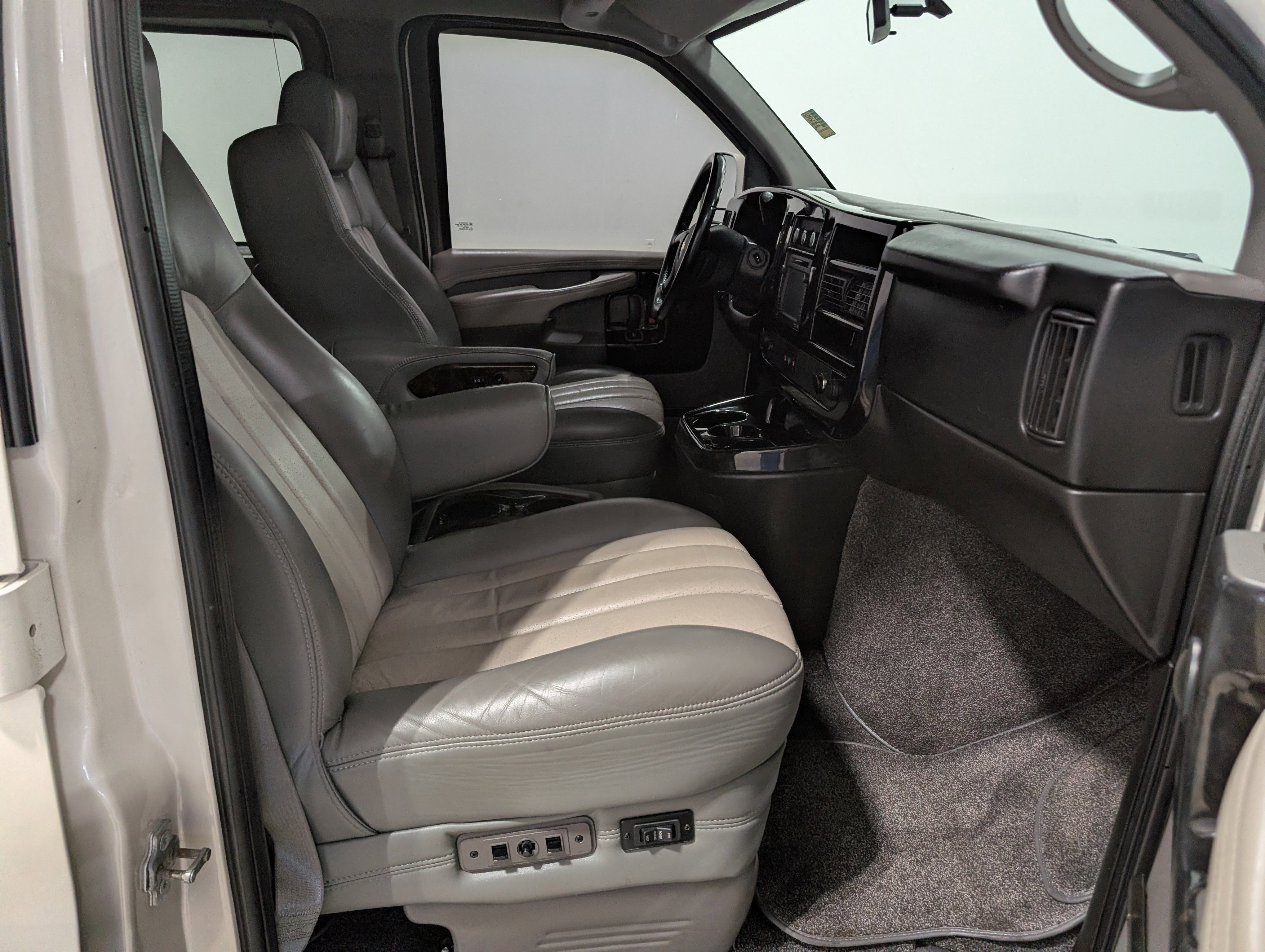 Used 2014 Chevrolet Express 1500 AWD image 22