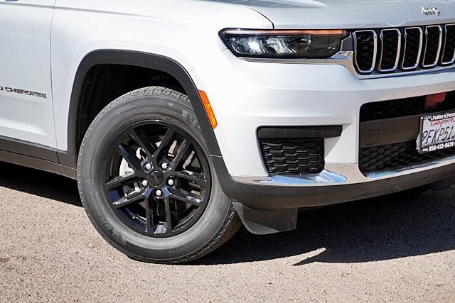 Used 2023 Jeep Grand Cherokee L Laredo RWD image 4