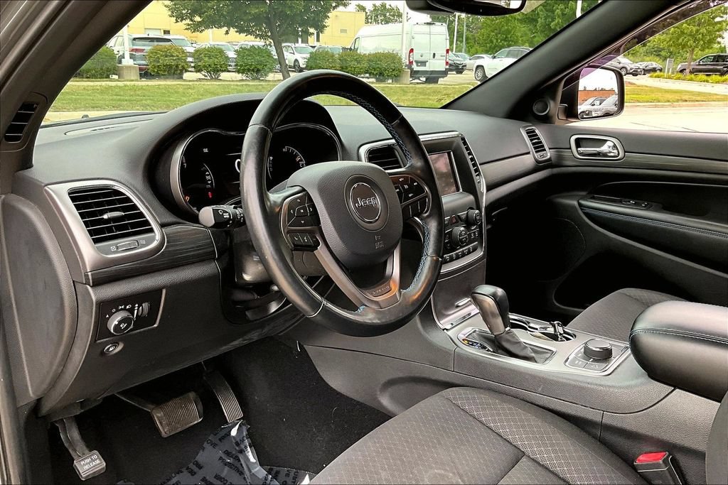 Used 2019 Jeep Grand Cherokee Laredo AWD/4WD image 16