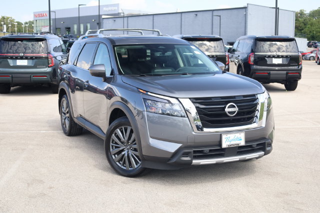 Used 2025 Nissan Pathfinder SL w/ SL Premium Package AWD/4WD image 2