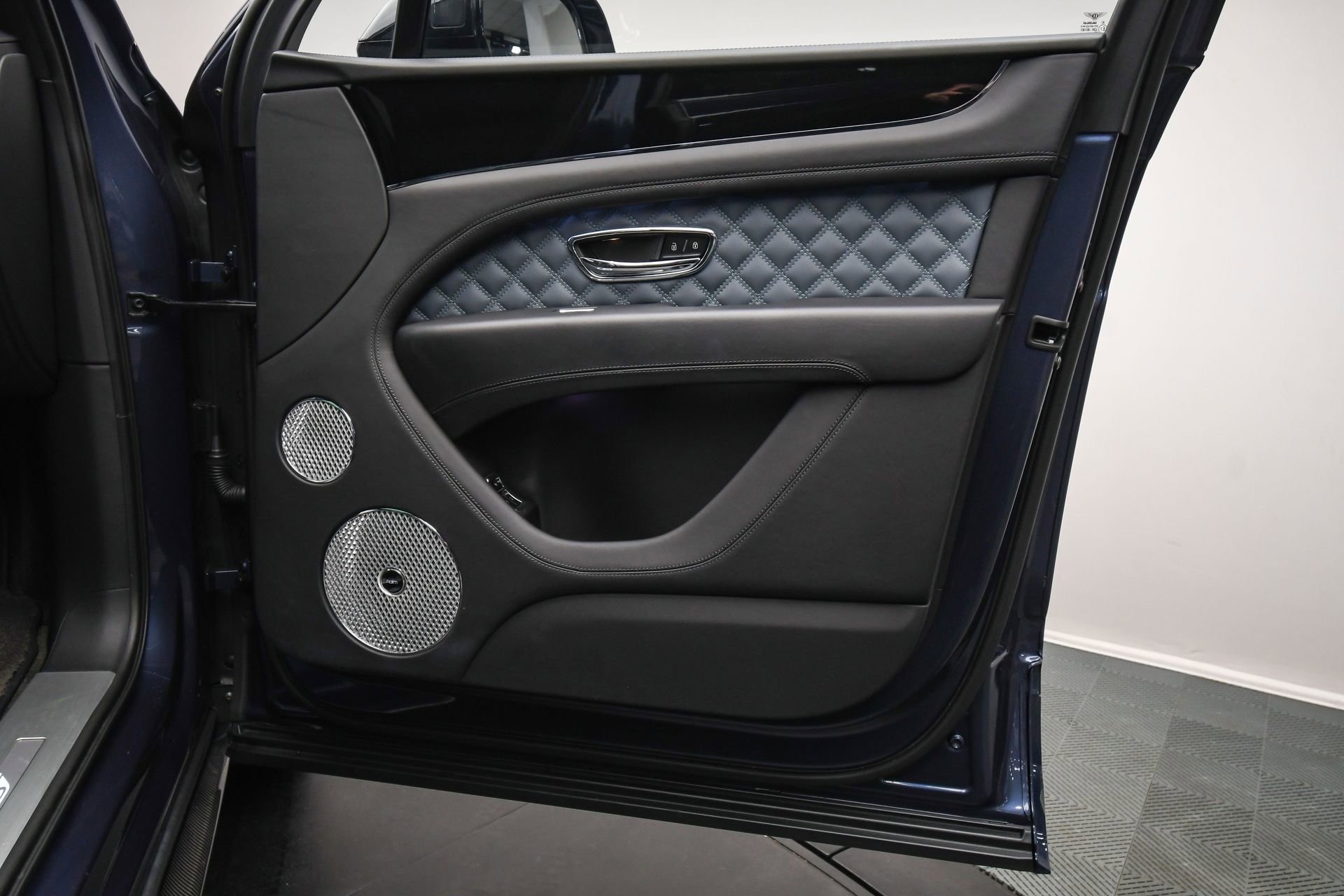 Used 2022 Bentley Bentayga S image 46