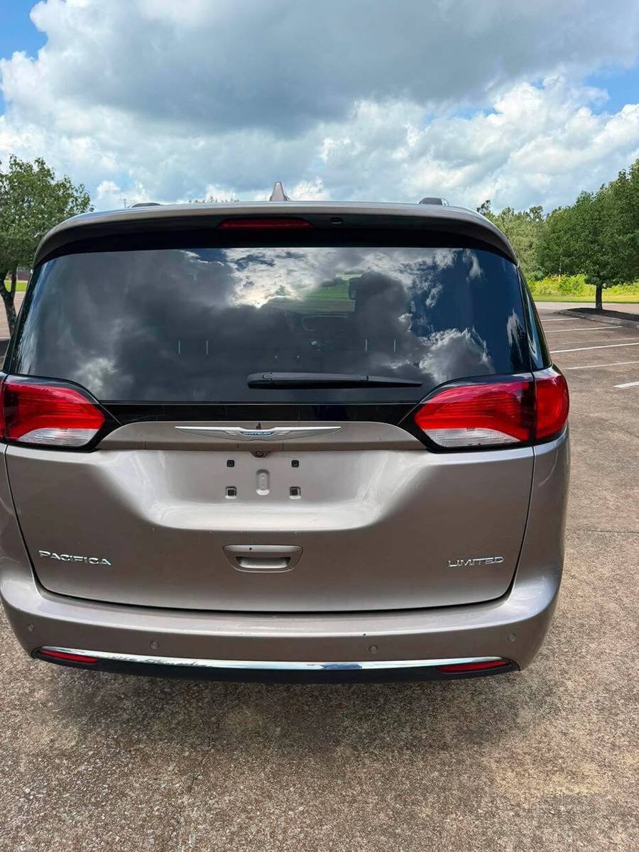 Used 2017 Chrysler Pacifica Limited FWD image 9