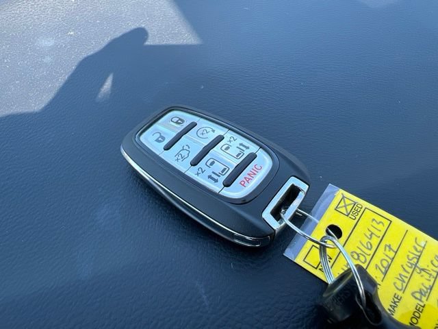 Used 2017 Chrysler Pacifica Touring-L w/ Tire & Wheel Group FWD image 14