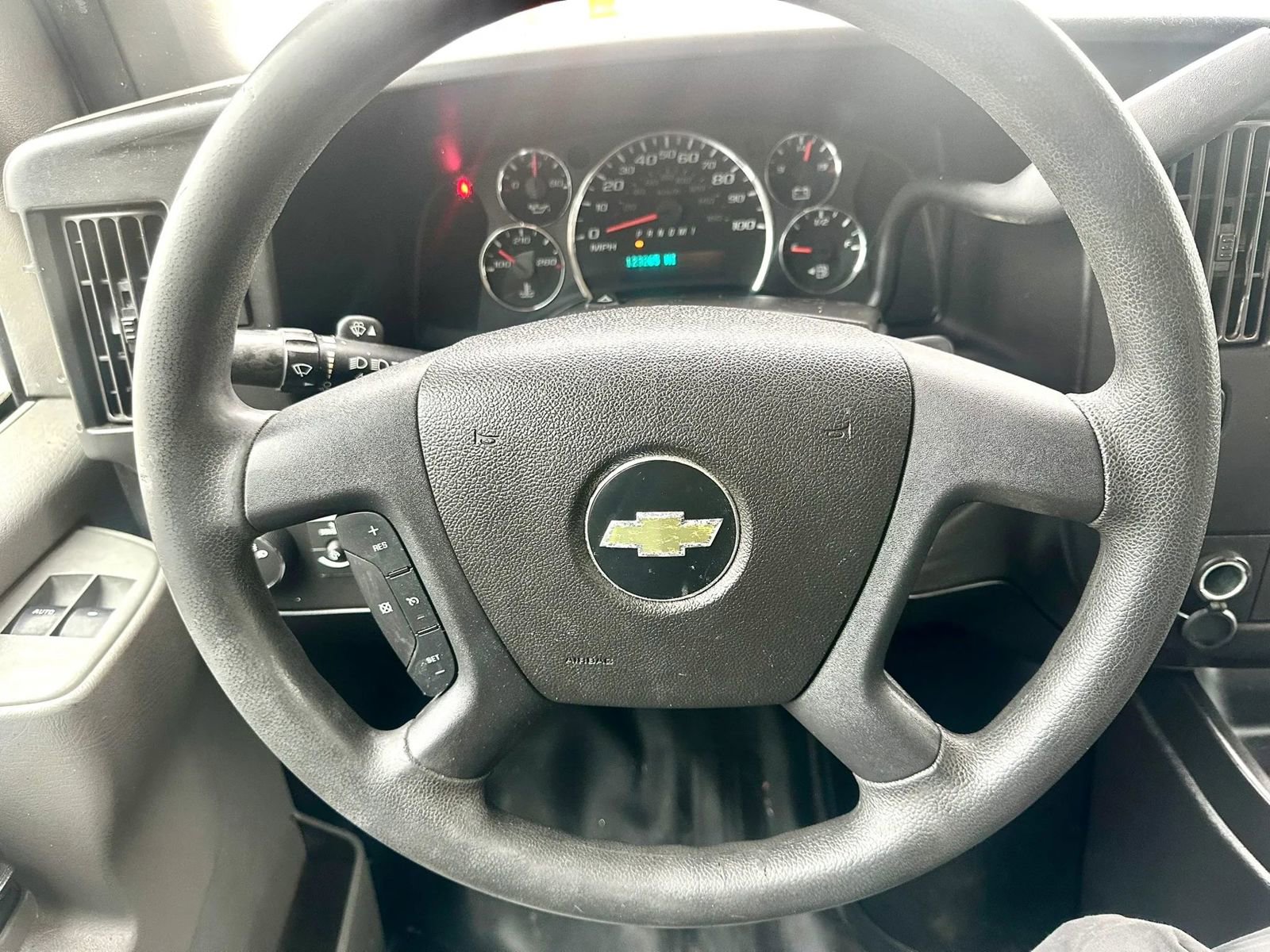 Used 2017 Chevrolet Express 2500 RWD image 17