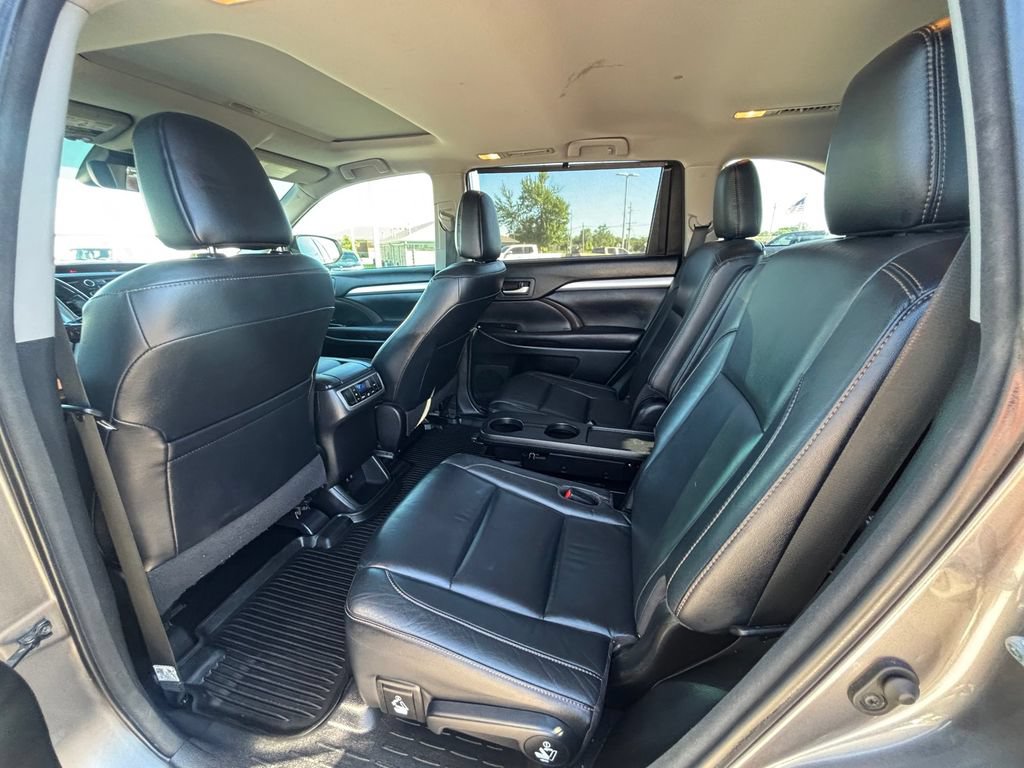 Used 2018 Toyota Highlander XLE AWD/4WD image 19