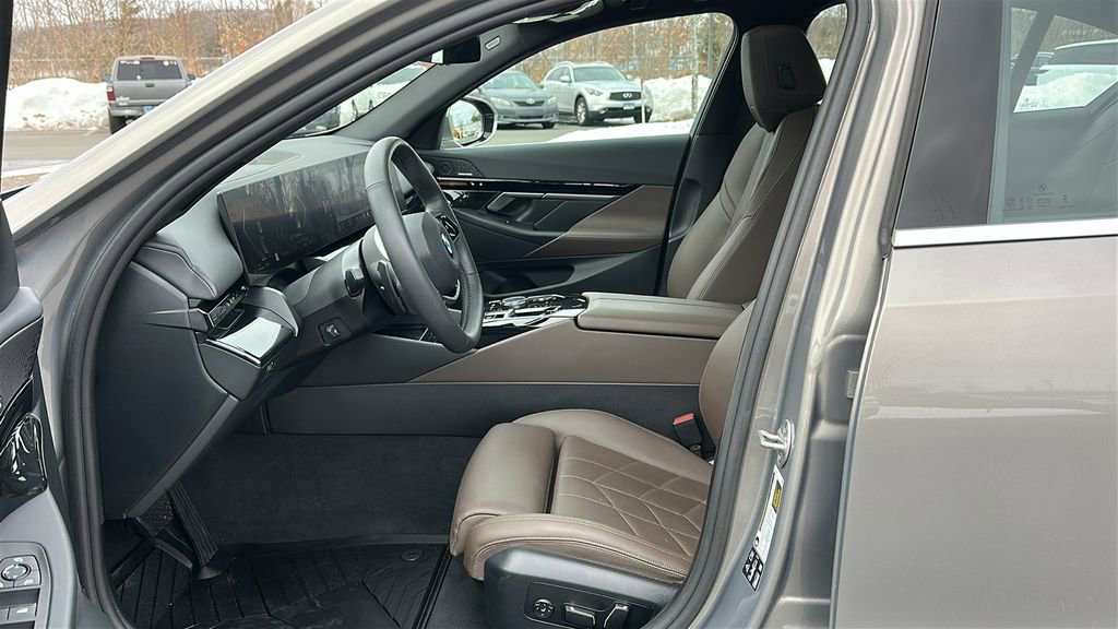 Used 2024 BMW 530i xDrive w/ Premium Package image 9