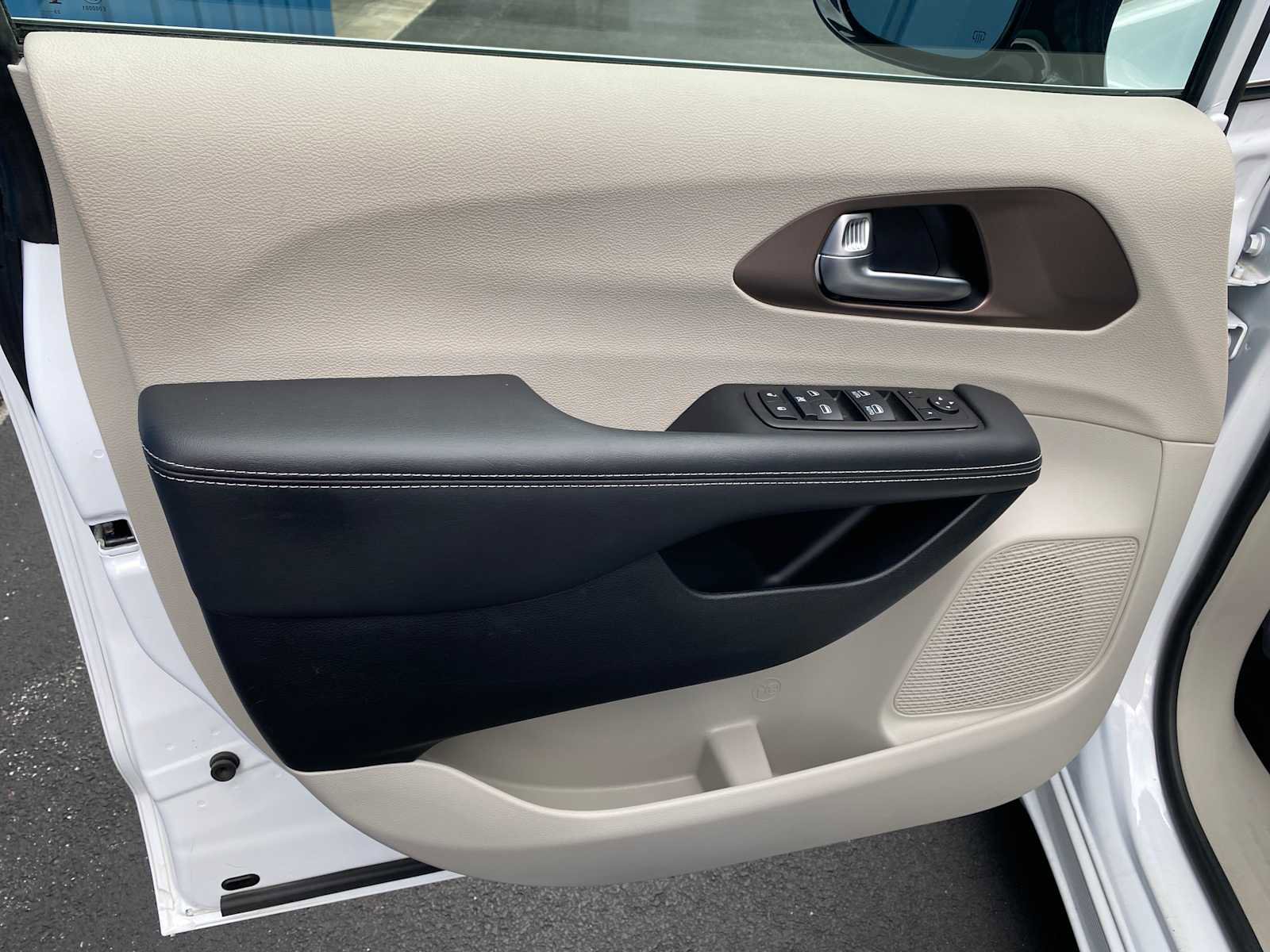 Used 2024 Chrysler Voyager LX image 40