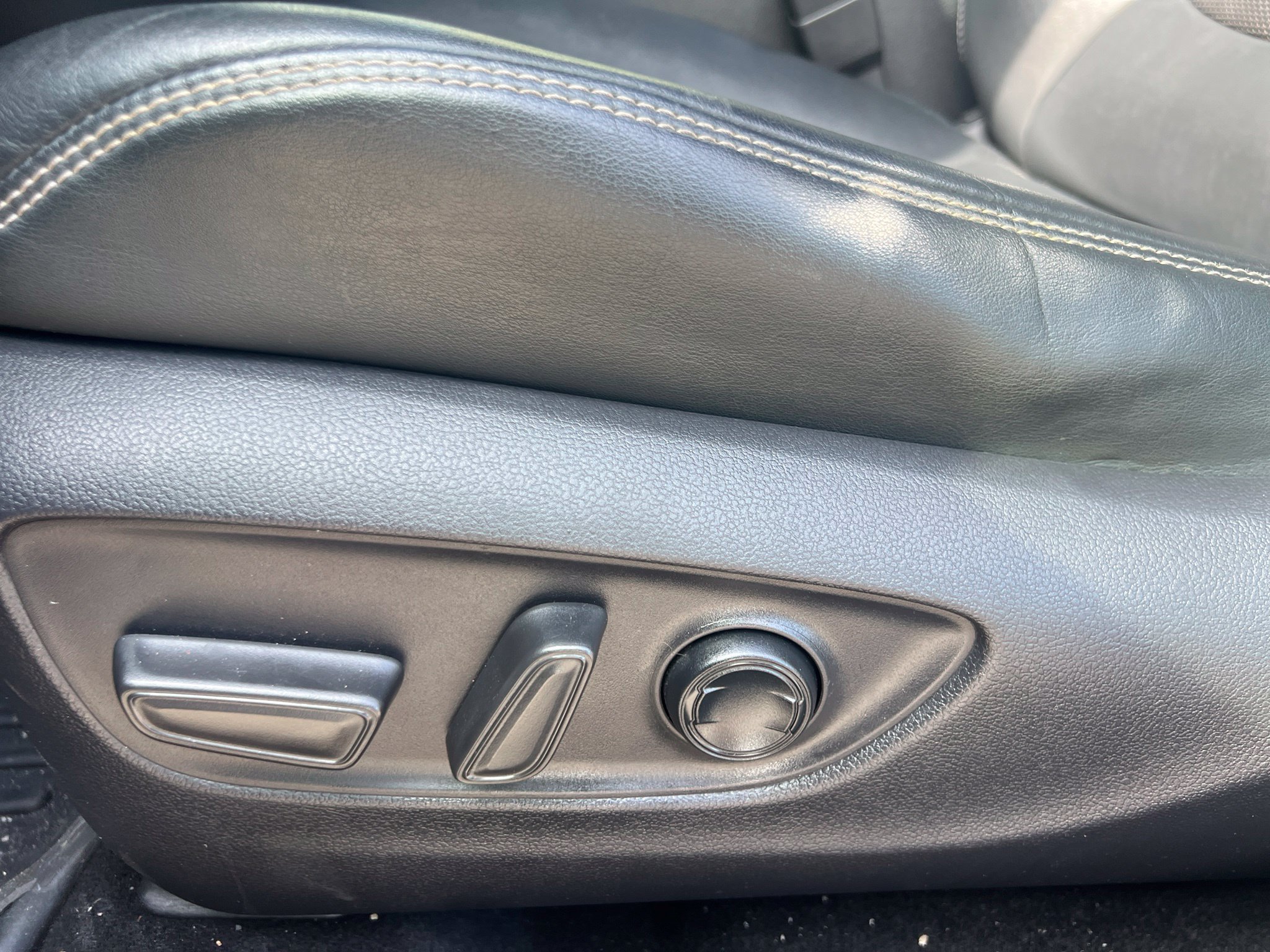 Used 2019 Toyota RAV4 Limited w/ Advanced Technology Package FWD image 25