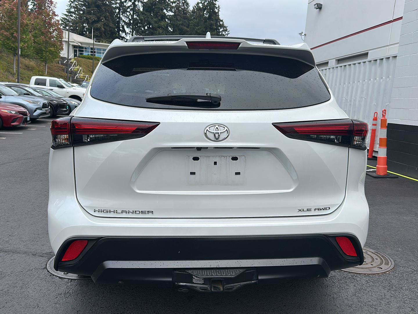 Used 2024 Toyota Highlander XLE AWD/4WD image 3