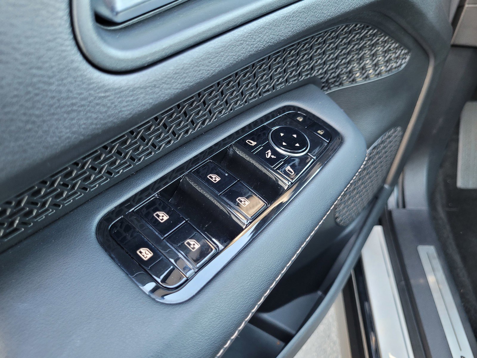 Used 2024 Nissan Ariya AWD image 26