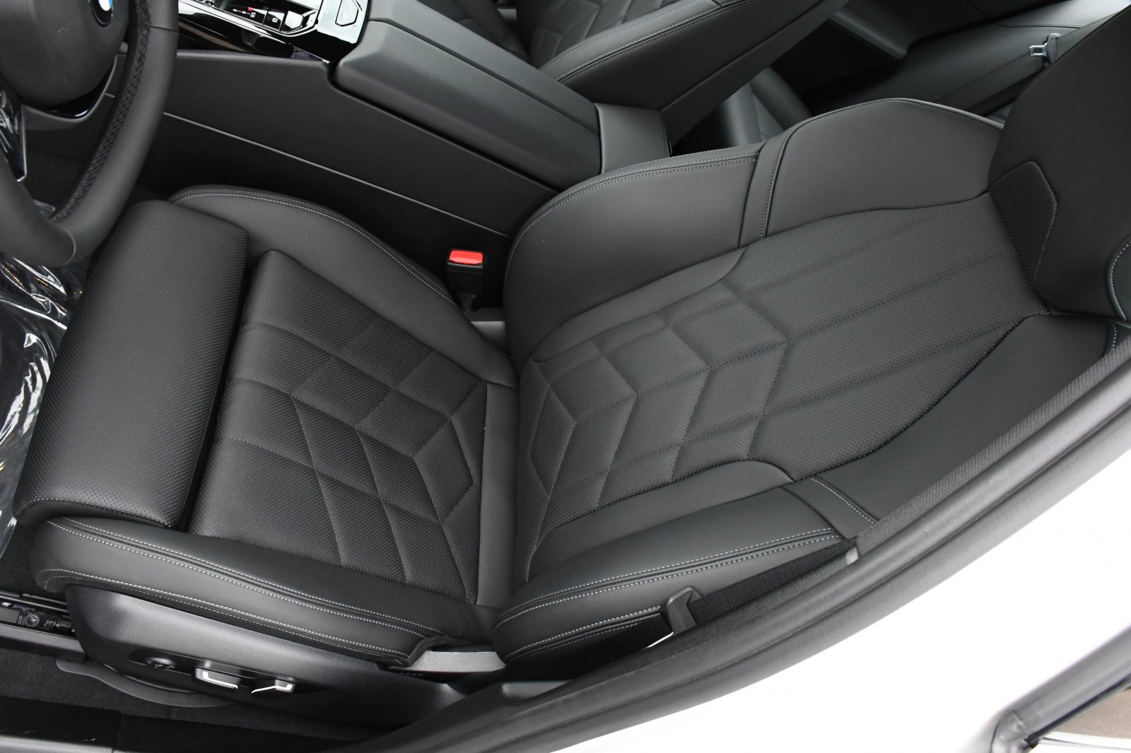 Used 2024 BMW 530i xDrive w/ Convenience Package image 16