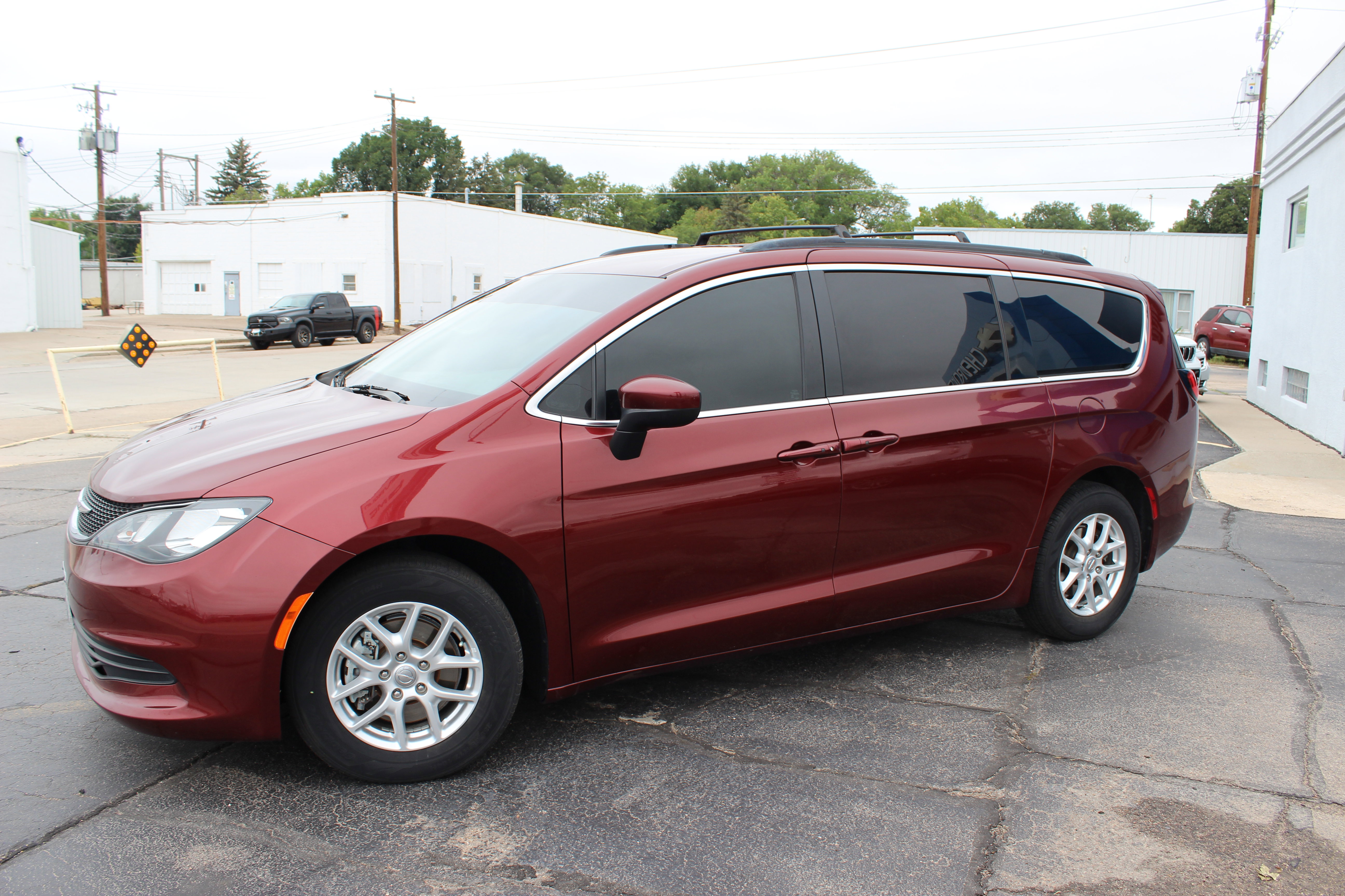 Used 2020 Chrysler Voyager Lxi image 1