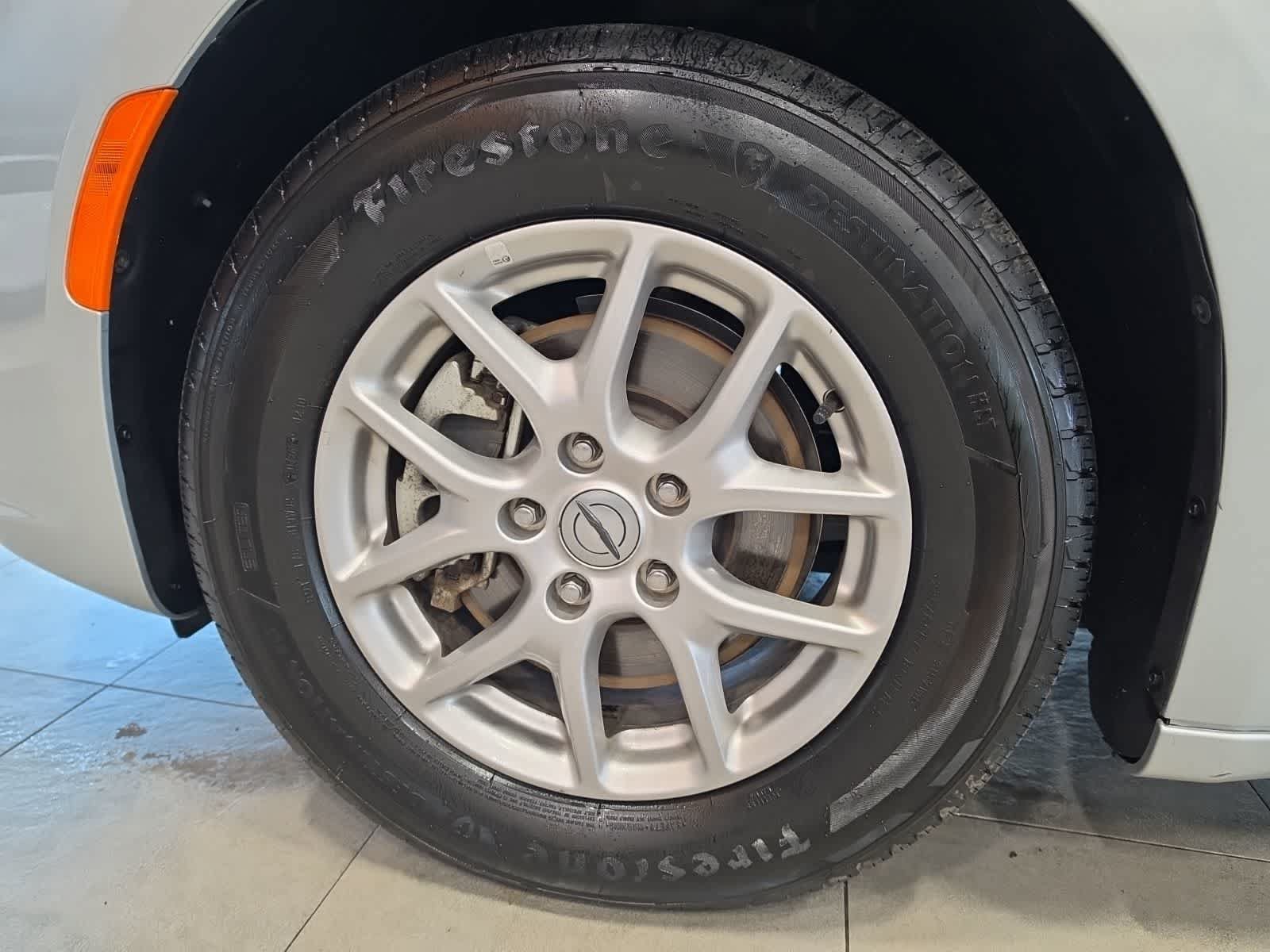 Used 2024 Chrysler Pacifica Touring-L FWD image 16