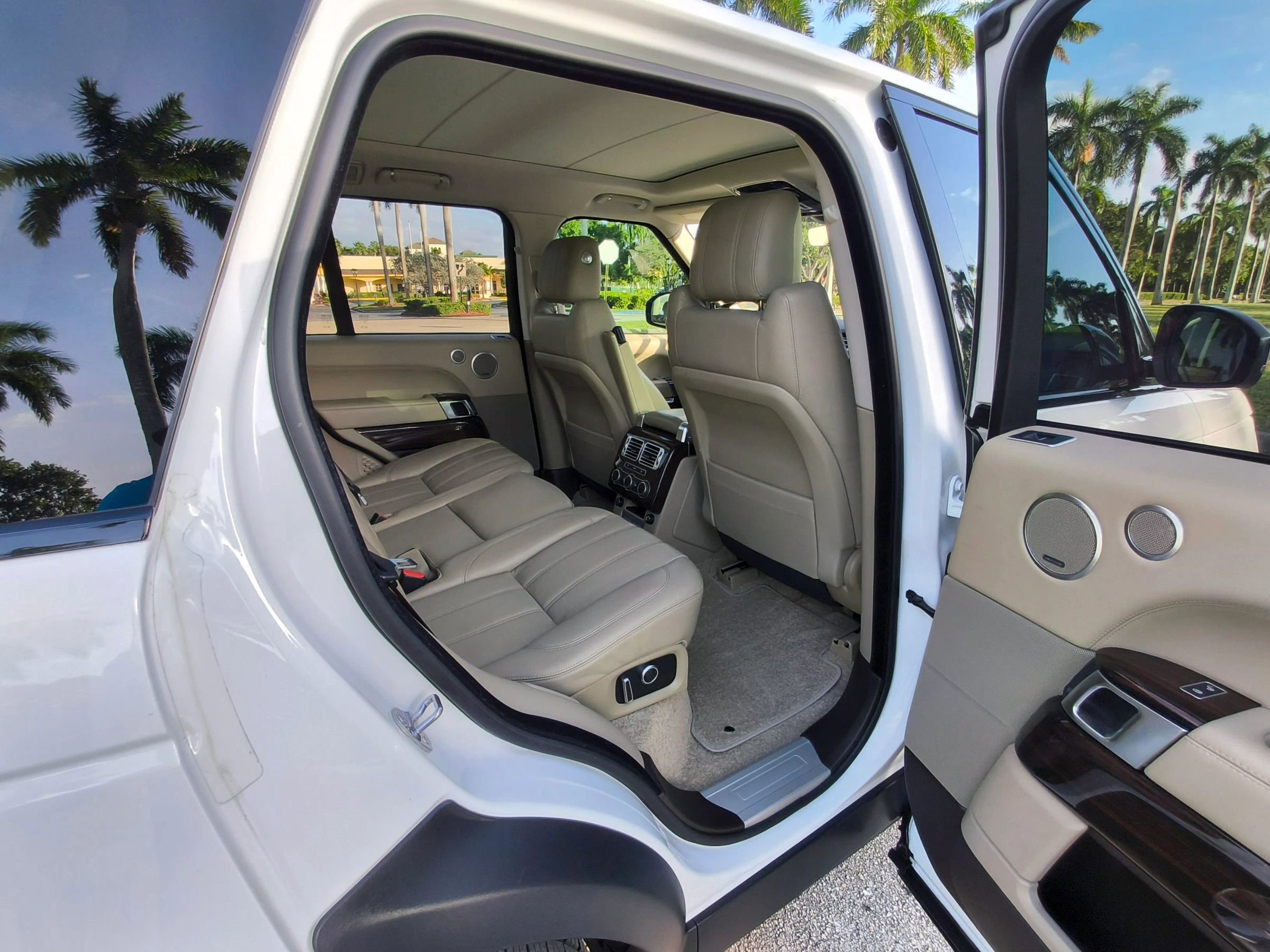 Used 2017 Land Rover Range Rover Supercharged image 34