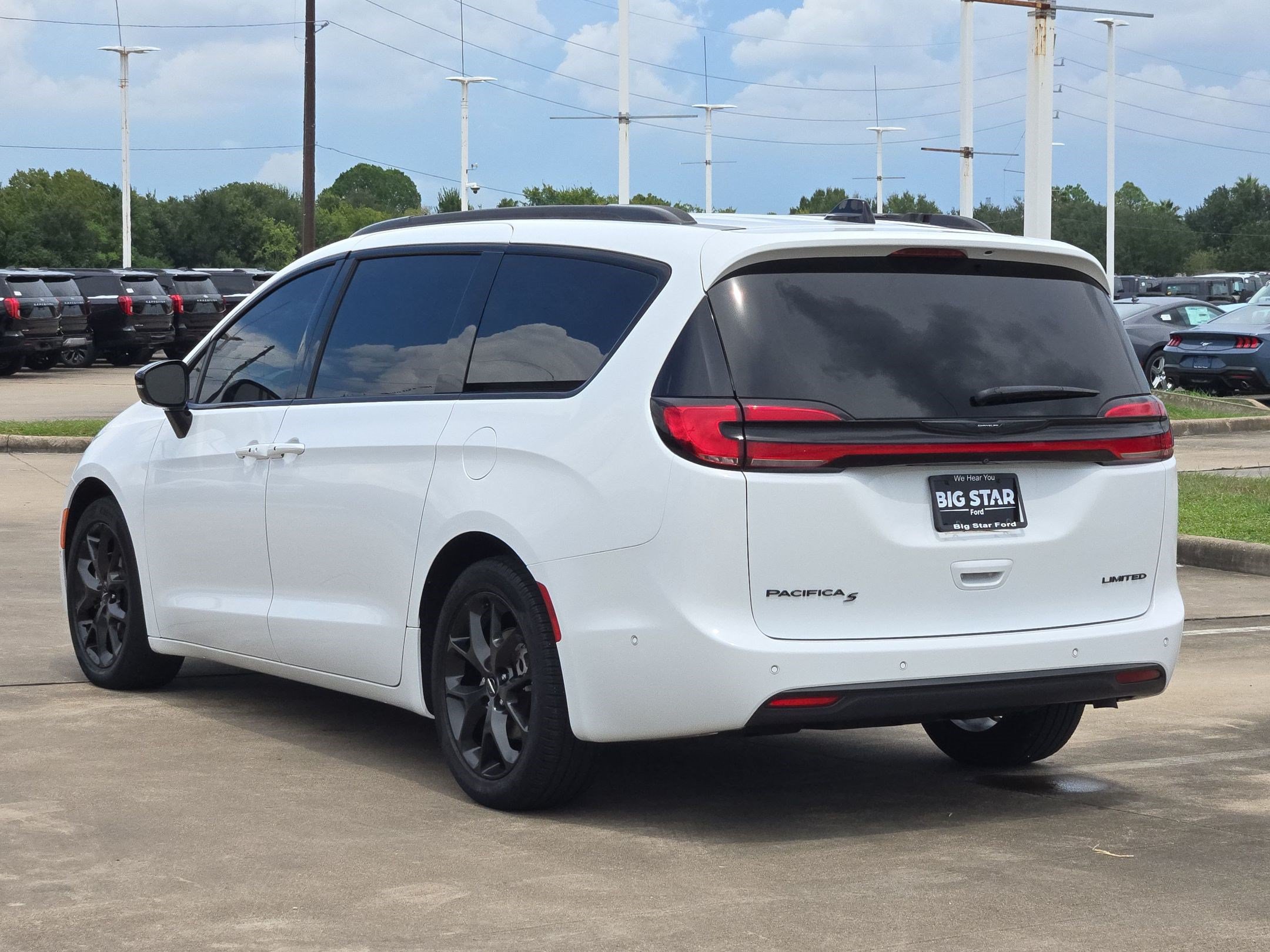Used 2024 Chrysler Pacifica Limited w/ Uconnect Theater Family Group FWD image 7