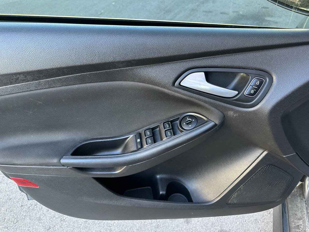 Used 2016 Ford Focus SE w/ SE Sport Package image 12