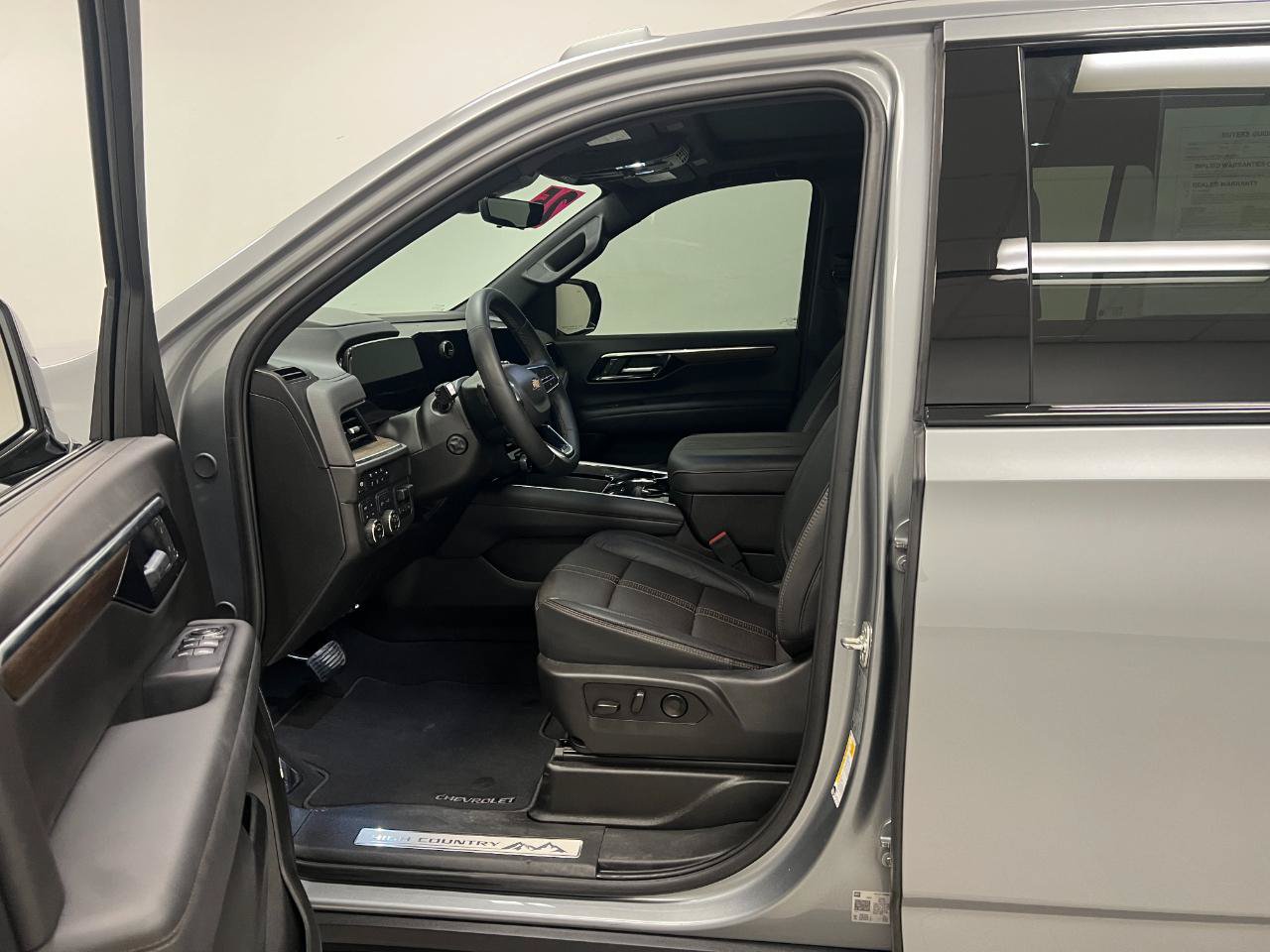 Used 2025 Chevrolet Tahoe High Country AWD/4WD image 21