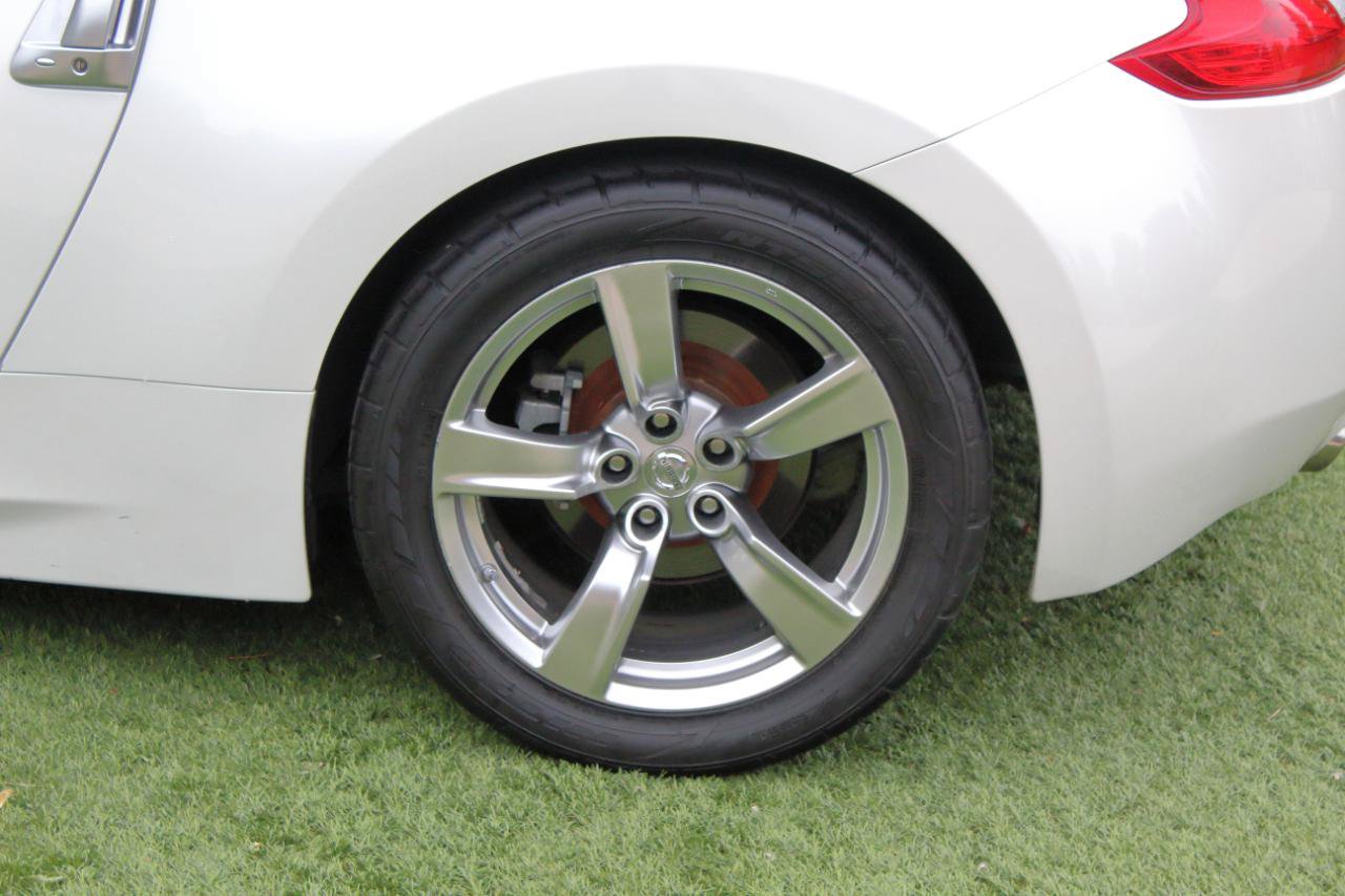 Used 2009 Nissan 370Z Touring RWD image 32