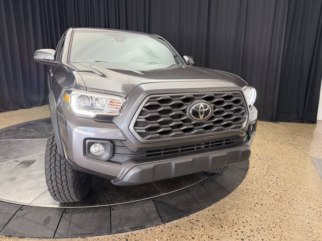 Used 2020 Toyota Tacoma TRD Off-Road w/ Technology Package AWD/4WD image 11