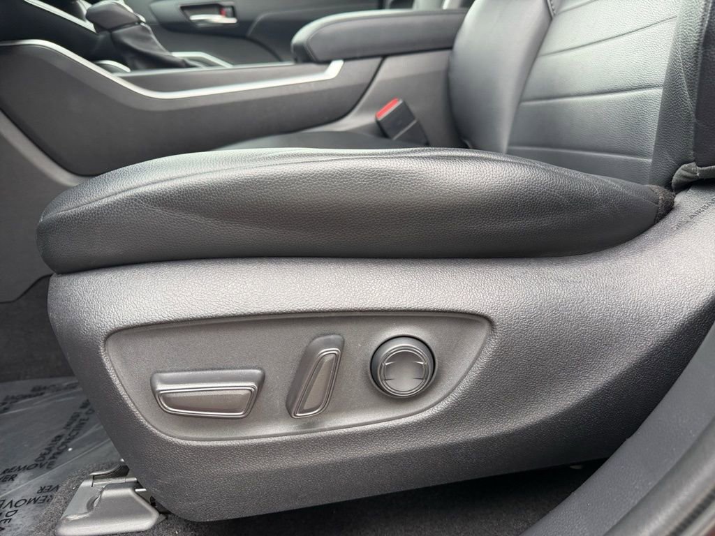 Used 2021 Toyota Highlander XLE image 12