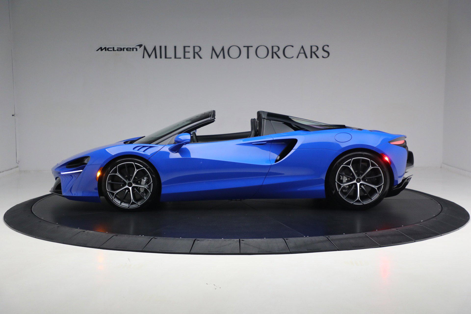 New 2025 McLaren Artura Spider image 3