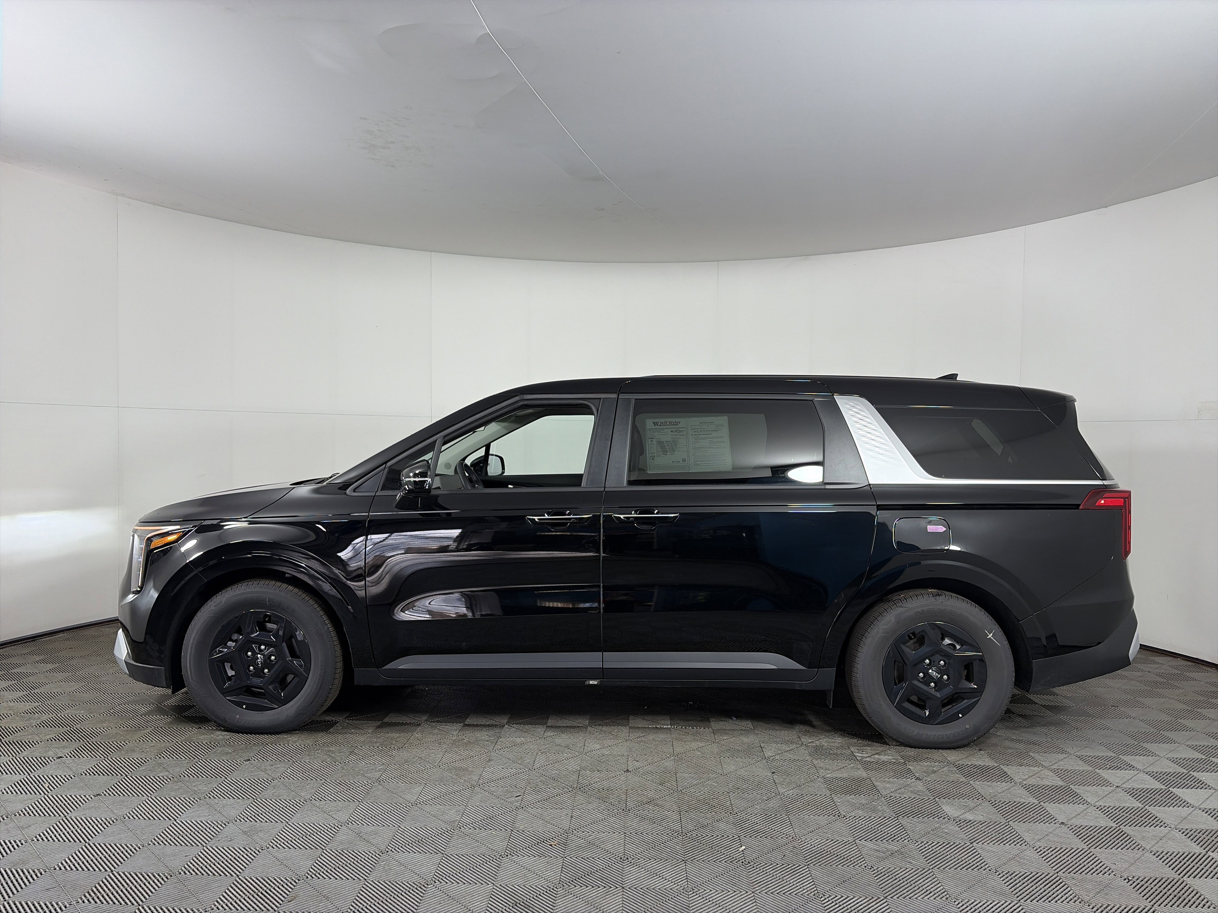 Used 2025 Kia Carnival image 4