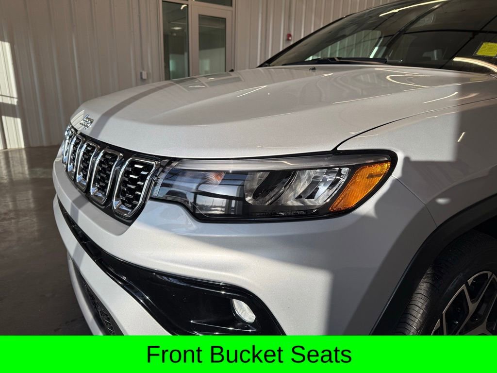 Used 2025 Jeep Compass Limited image 15