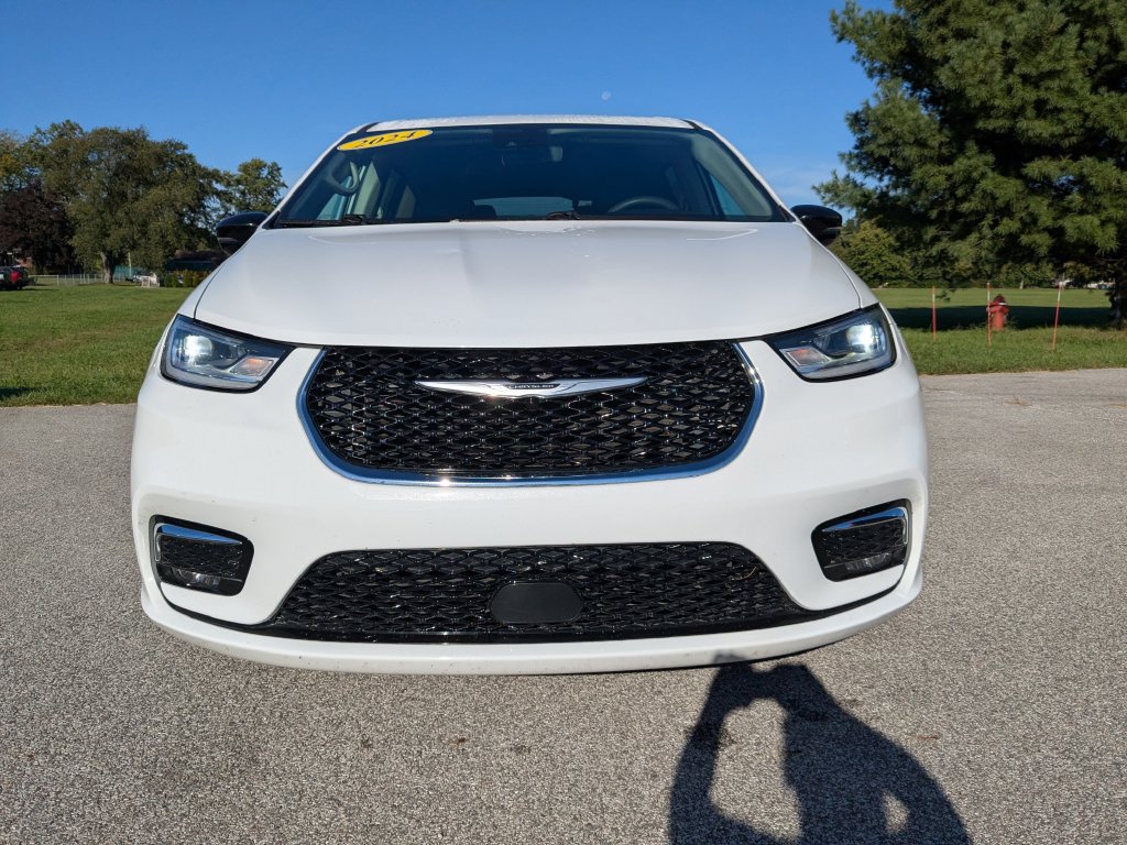 Used 2024 Chrysler Pacifica Touring-L FWD image 2