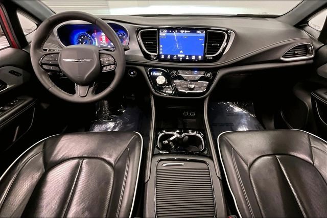 Used 2025 Chrysler Pacifica Limited image 16