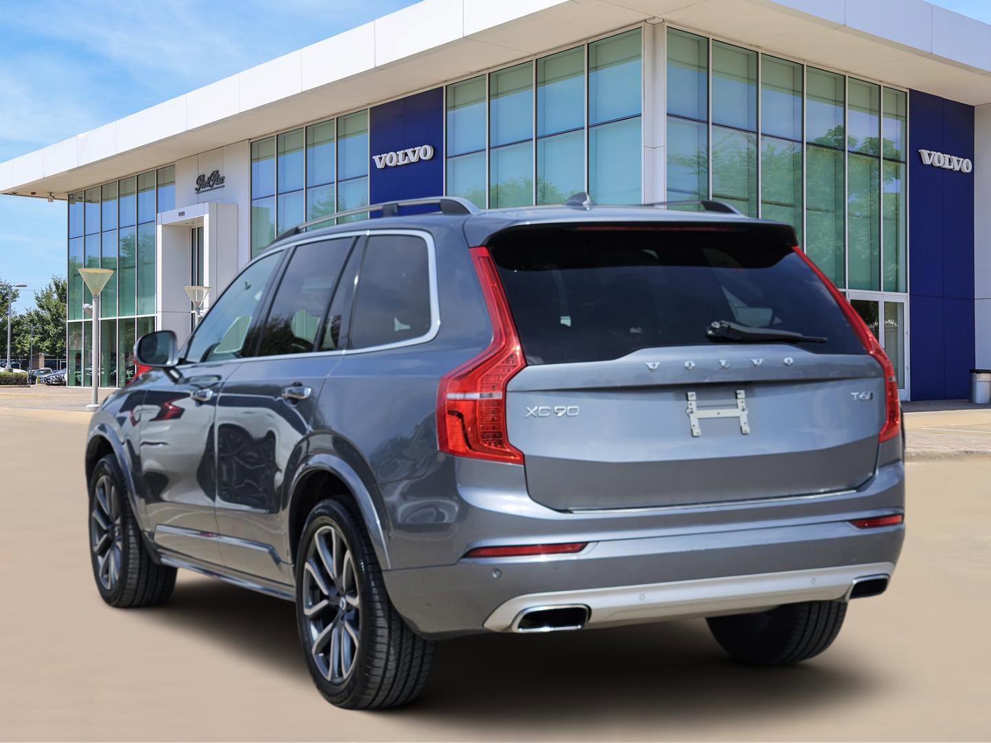 Used 2018 Volvo XC90 T6 Momentum w/ Convenience Package image 4
