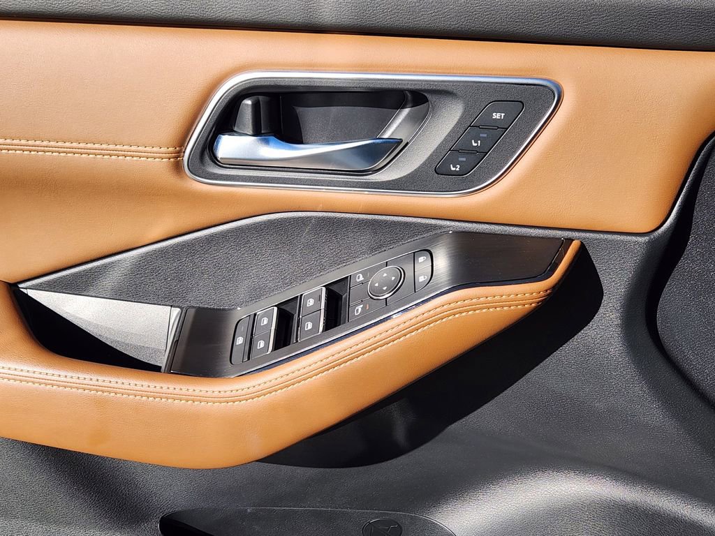 Used 2025 Nissan Rogue Platinum w/ Platinum Premium Package image 21