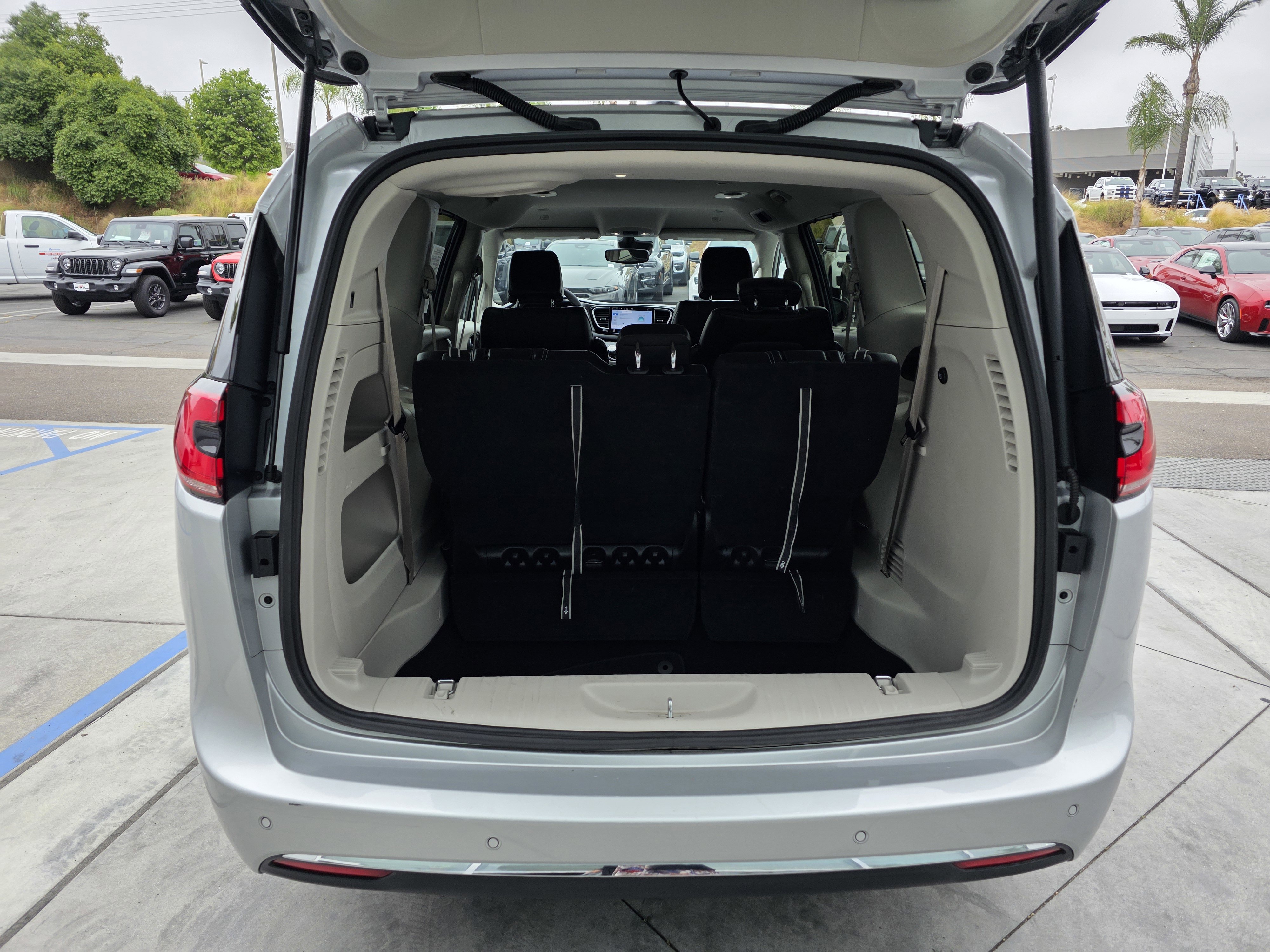 Certified 2024 Chrysler Pacifica Touring-L image 21