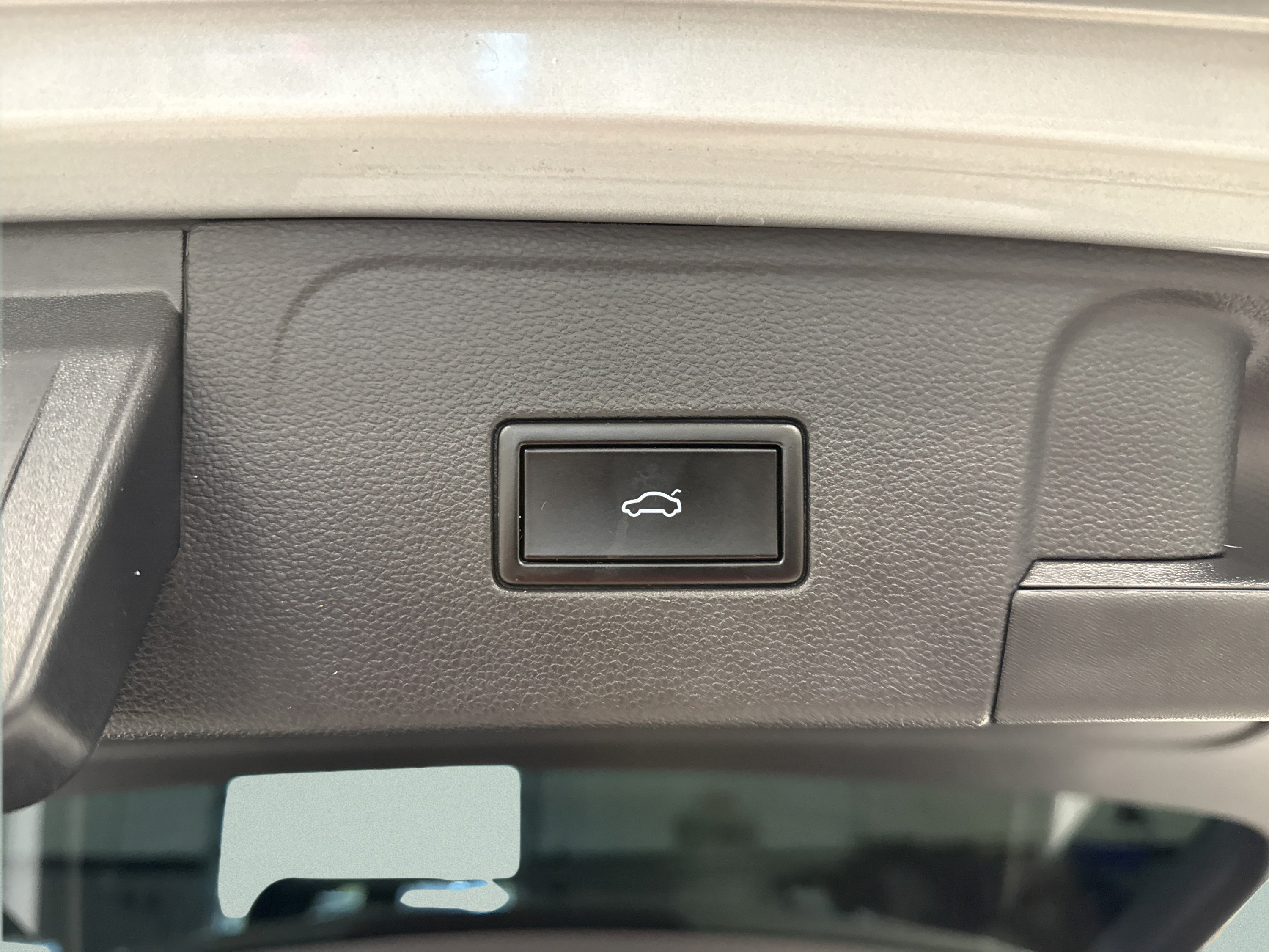 Used 2018 Volkswagen Atlas SEL AWD/4WD image 16