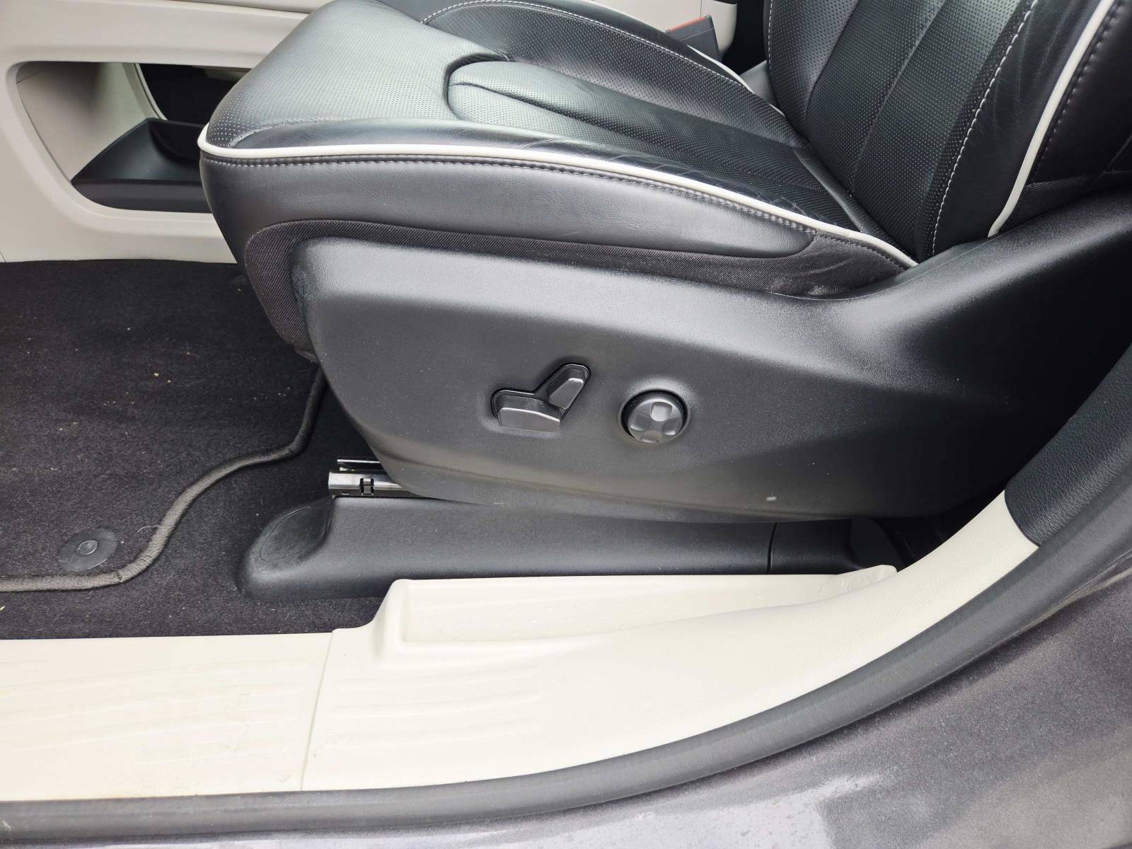 Used 2023 Chrysler Pacifica Limited FWD image 43