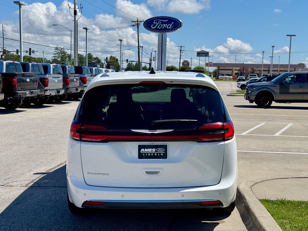 Used 2024 Chrysler Pacifica Touring-L FWD image 5