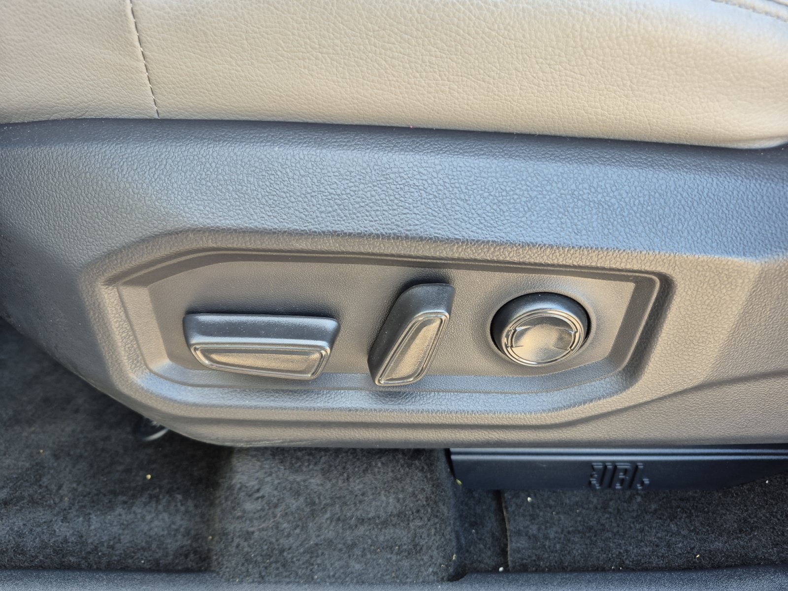 Used 2025 Toyota Tundra Limited AWD/4WD image 13