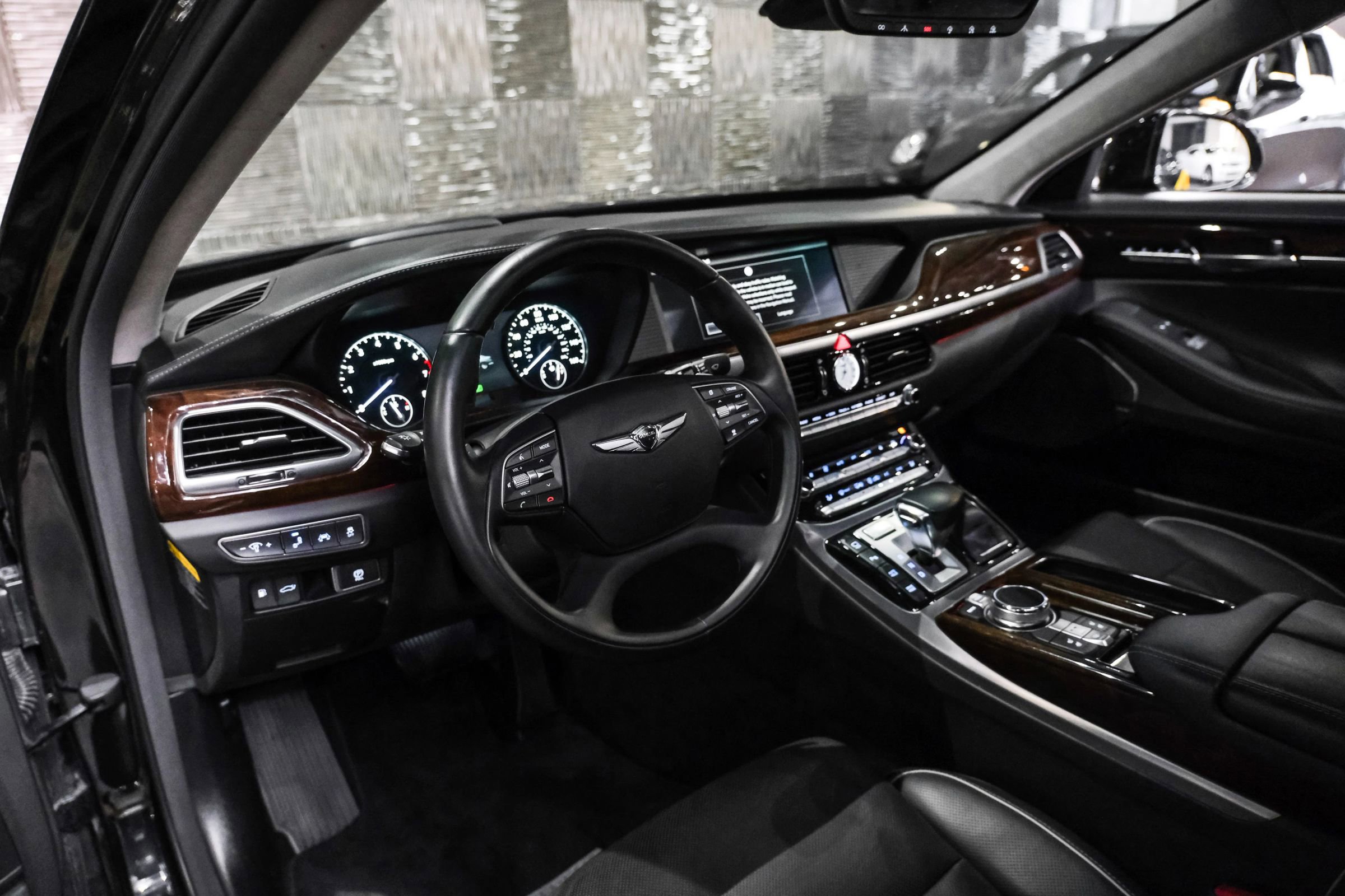 Used 2019 Genesis G90 5.0 Ultimate RWD image 3