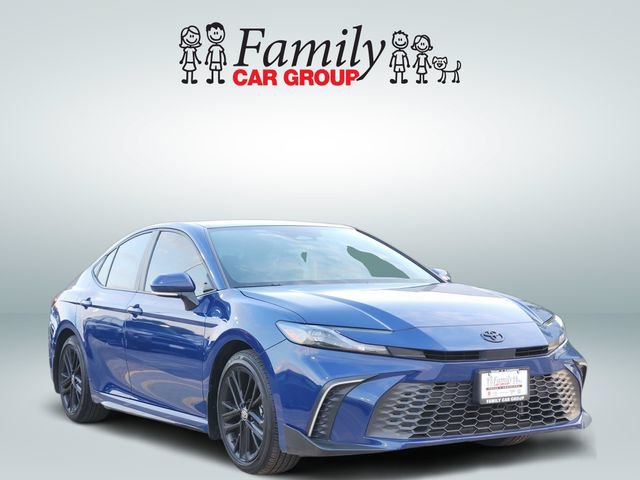 Used 2025 Toyota Camry SE w/ Convenience Package FWD image 2