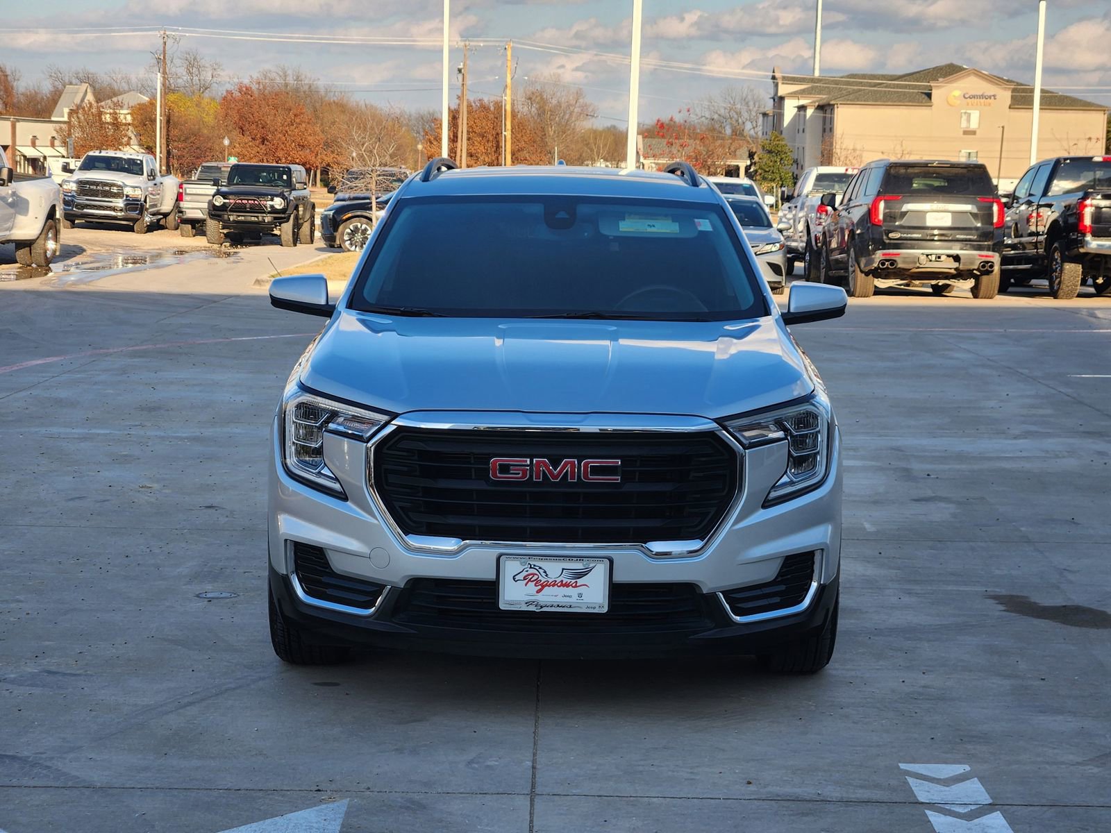Used 2022 GMC Terrain SLE w/ Driver Convenience Package image 6