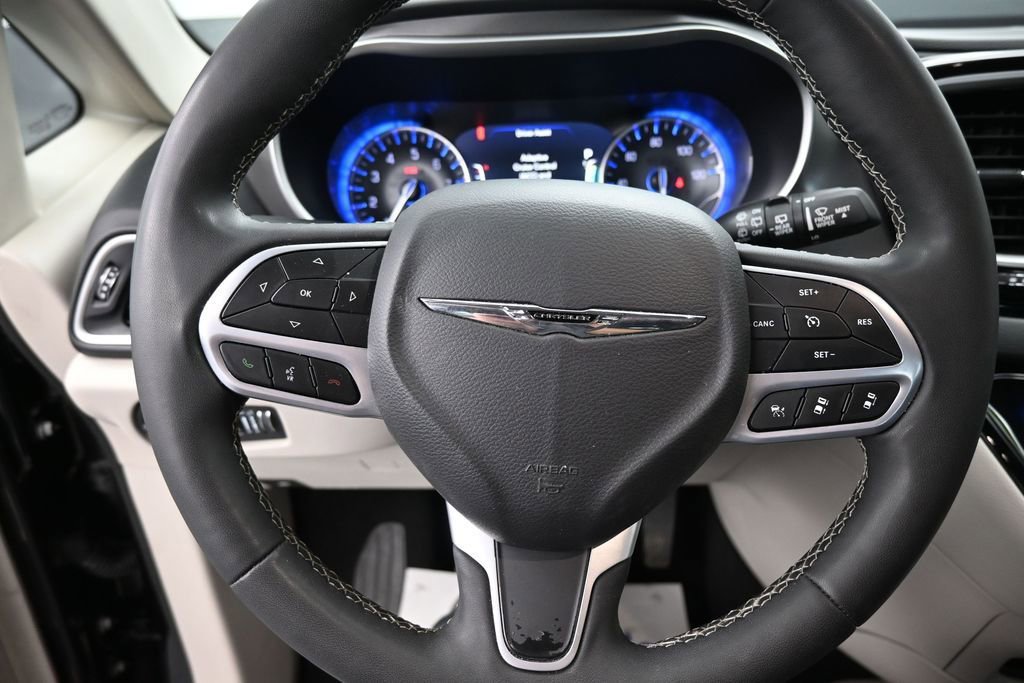 Used 2023 Chrysler Pacifica Touring-L FWD image 38