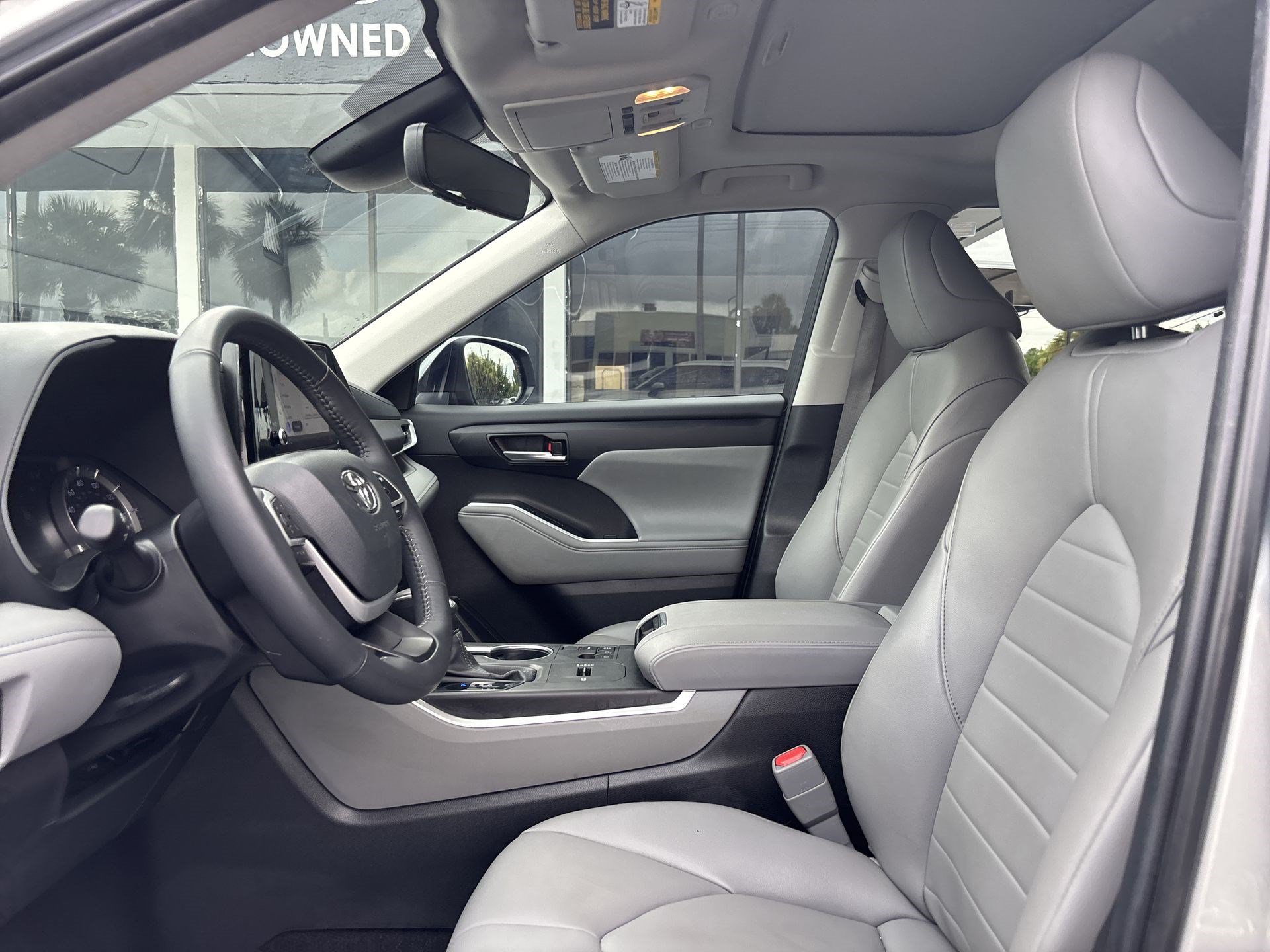 Used 2024 Toyota Highlander XLE FWD image 13